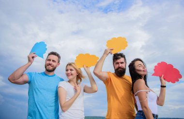 Etkili iletişim sağlanıyor. Grup iletişimi zevki. İletişim konuşma balonları aracılığıyla gerçekleşir. İnsanlar konuşma baloncukları kullanarak konuşuyor. Arkadaşlar karikatür baloncuklarında mesaj gönderir, boşluğu kopyala
