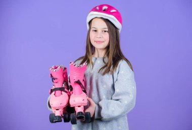 Patenli mutlu çocuk. genç kız yarış egzersiz. Paten aktivitesi. Fitness sağlık ve enerji. Freestyle. Spor başarısı. Sportif bacaklar. paten kaymaya hazır. paten becerileri