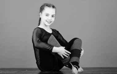 Ritmik Jimnastik spor öğeleri bale dans birleştirir. Dakika dinlenmek için. Kız küçük jimnastikçi spor tek parça streç giysi. Beden eğitimi ve jimnastik. Esnek vücut. Ritmik Jimnastik kız gibi spor