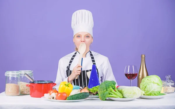 Koken gezond voedsel. Vrouw chef-kok koken gezond voedsel. De ingrediënten van de verse groenten voor het bereiden van de maaltijd. Heerlijk recept concept. Gastronomische hoofdgerecht recepten. Koken is haar hobby. Meisje in hoed en schort — Stockfoto