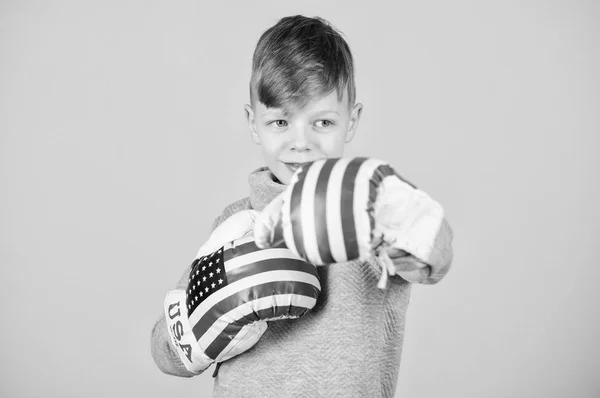 Éxito deportivo. moda de ropa deportiva. entrenamiento de boxeador niño pequeño. Golpeando nocaut. Libera tu mente. Dieta fitness. salud energética. EE.UU. día de la independencia. Niño deportista feliz en guantes de boxeo —  Fotos de Stock