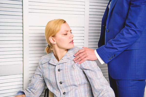 Sexuální obtěžování v obchodní kanceláři. Žádostivý šéf dojemné. Naštvaný na kolegu. — Stock fotografie