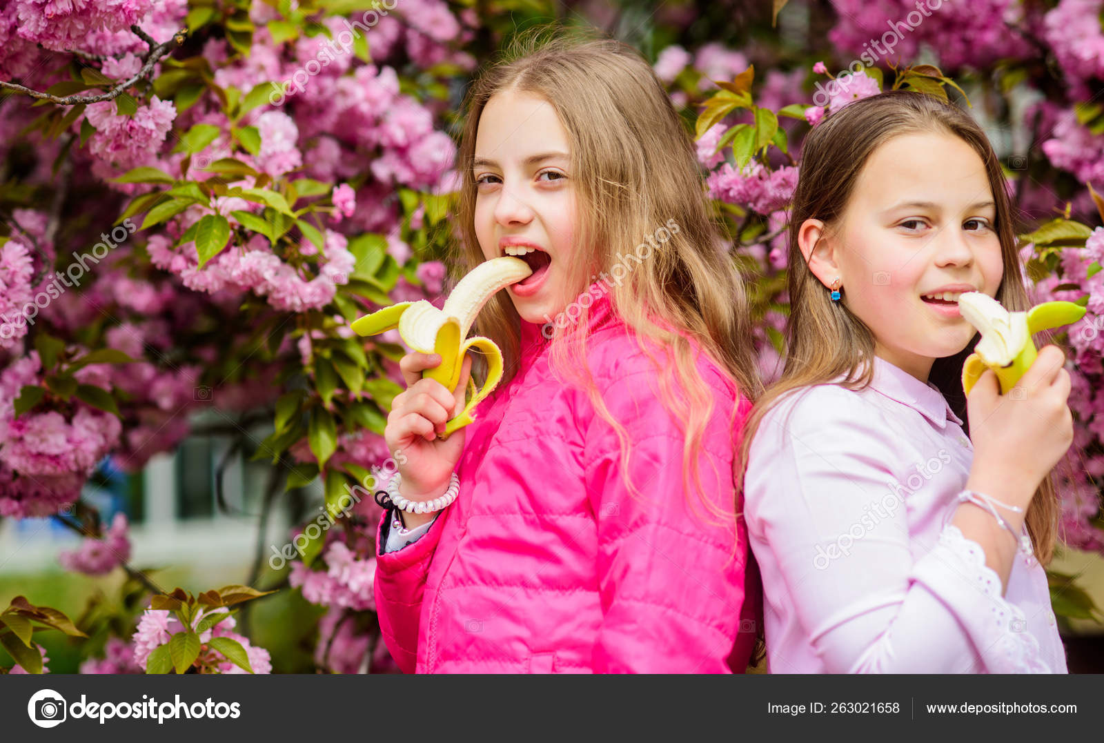 女の子はバナナを食べる 桜を楽しむ子供たち 春休みです 植物園の春 春の匂いがする 開花 桜の背景のピンク色の花の子供たち ストック写真 C Stetsik 女の子はバナナを食べる 桜を楽しむ子供たち 春休みです 植物園の春 春の匂いがする 開花 桜の背景のピンク色の花の子供たち ストック写真 C Stetsik