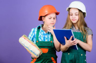 İşçi bayramı. 1 mayıs. mühendislik fikri. Foreman müfettişi. Onarım. Tablet ve rulo ile kask küçük çocuklar. küçük kızlar atölyede birlikte tamir. yapı denetçisi. profesyonel müfettiş