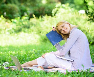 İş günlüğü olan kız günlük programını oluşturur. Kadın doğa arka plan dinlenmek. Dinlenmek için zaman kazanın. Kendiniz için mola oluşturun. Akıllı zaman yönetimi. Zaman kazandır. Zaman yönetimi becerisi