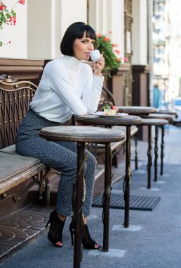 Lezzetli ve gurme atıştırmalık. Kız kahve ve tatlı ile kafe dinlenmek. Kadın çekici zarif esmer tatlı ve kahve kafe teras arka plan keyfini çıkarın. Tatlı konsepti. Keyifli zaman ve rahatlama