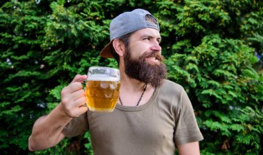 Ana diyeti bira. Sakallı adam doğada bira içiyor. Acımasız adam yaz günü alkol içerken rahatlayın. Hipster yaz doğasında içme parti keyfini çıkarın. İçki alışkanlığı