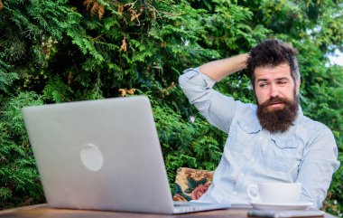 Konu yazısını bul. Çevrimiçi kitle iletişim işçisi. Online dergi için makale yaz. Sakallı hippi dizüstü bilgisayar internette sörf yapıyor. İlham arayan bir adam. Gazeteci günlük rutin işler. Çevrimiçi çalışma