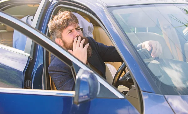 Prohibición de fumar en vehículos privados. Hombre barbudo hombre de negocios fumando cigarrillo mientras se sienta en el coche. Conductor fumando cigarrillo. Un minuto para relajarse. Empresario cansado después de duras negociaciones fumar vehículo — Foto de Stock