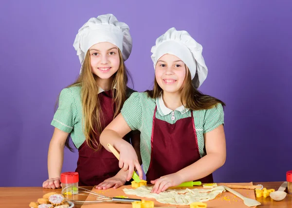 Pasticceria da forno che cuociamo con passione. Bambine che cucinano dolci dolci pasticceria in cucina. I cuochi adorabili che preparano il cibo di pasticcino di ritaglio. Bambini piccoli che creano figure di pasta pasticcera — Foto Stock