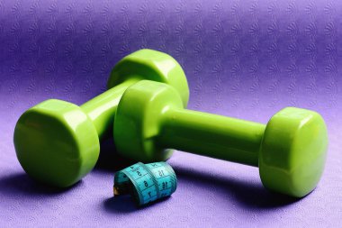 Küçük halterler, cyan cetvelin yanında, yakın çekim