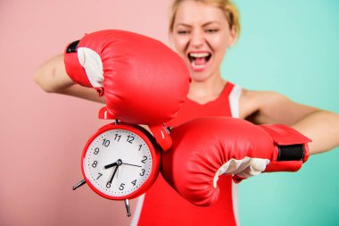 Kendini geliştir. Zararlı alışkanlıkların üstesinden gelin. Eğitim zamanı. Kişisel rejime alış. Kız atlet boks eldivenleri ve çalar saat. Spor yaşam tarzı ve sağlıklı rejim. Alışkanlıklar ve rejim kavramı