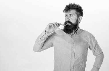 Sakal ve bıyık düşünceli yüz giyer komik gözlük, beyaz arka plan üzerinde olan adam. Ayrı tutma bardaklarda sakallı adam. Optik ve gözlük kavramı. Hipster dev çizgili güneş gözlüğü dışarı bakmak