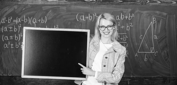 Lärare visar skolinformation. Lärare smart leende kvinna håll blackboard tom annons kopia utrymme. Kom ihåg denna information. Skolan schema och information. Hometask information — Stockfoto