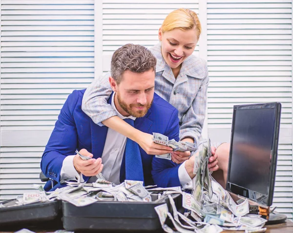 Koncept podnikání, lidé a finance. Vítěz jackpotu s. Dollar mince klesá. — Stock fotografie