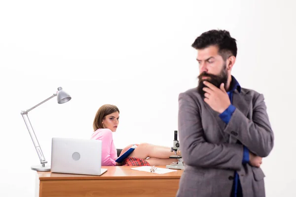 Társasági szellem. Az érzéki vállalati titkár ránéz a főnökre. Szexi nő és szakállas férfi, akik bimbózó cégnek dolgoznak. Családi vállalkozást vezetünk. — Stock Fotó
