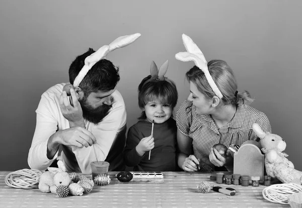 Mãe, pai e filha com rostos sorridentes e curiosos — Fotografia de Stock