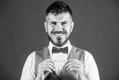 Sizin kadar eşsiz bir kartvizit. Elinde kartvizit tutan sakallı adam. İletişim bilgileriniz için boş kart. Mutlu işadamı banka kartıyla gülümsüyor. Hipster kredi kartı ile, kopyalama alanı