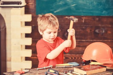 Yürümeye başlayan çocuk meşgul yüzündeki çekiç aracı evde atölye ile oynuyor. Çocuk şirin ve sevimli Oluşturucusu'nu veya repairer oynarken, onarma veya handcrafting. Çocuk Çocuk tamirci oynamak. Handcrafting kavramı
