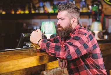 Sakallı adam karanlık çubuğundaki boş zaman harcamak. Hippi, rahatlatıcı bir bira bar. Acımasız hipster sayaç içki bira bar oturup adam sakallı. Alkol içki söyle. Bar dinlendirici bir yer içki içip rahatlayın