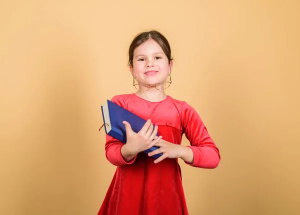 Eccellente nerd. Favola preferita. Adorabile ragazza ama i libri. Ragazzina con libro o blocco note. Torniamo al concetto di scuola. Leggere un libro come hobby. Un libro di bestseller da ragazzina. Educazione e letteratura per bambini — Foto Stock