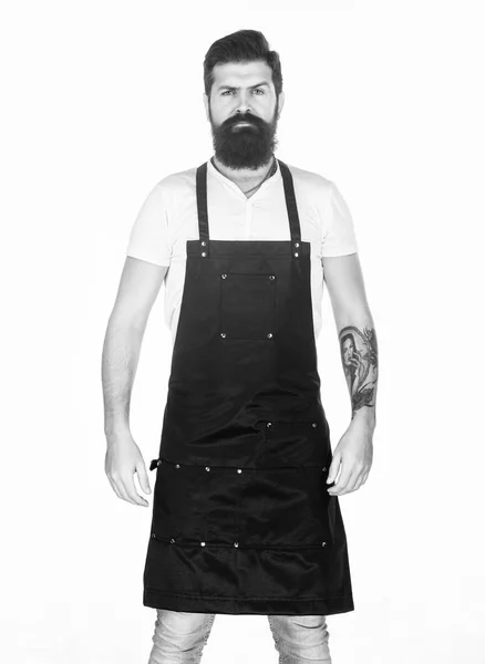 Temiz ve konforlu Şef önlük ile kalıyor. Sakallı adam yemek mutfak önlük. Önlük önlük giymiş uzun sakallı pişirin. Ana yemek pişirme cepli önlük. Beyaz izole ızgara aşçı — Stok fotoğraf