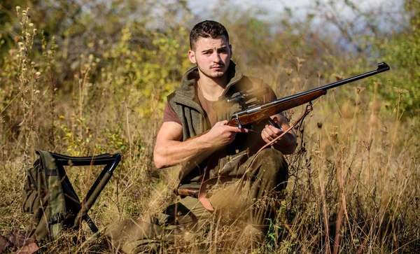 Preparar para caçar. O que você deve ter enquanto caça ambiente da natureza. Recarregue o conceito de espingarda. Equipamentos de caça e medidas de segurança. Homem com rifle caça equipamento natureza fundo — Fotografia de Stock