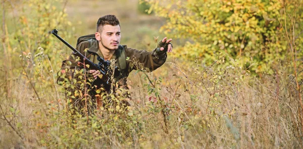 Temporadas de caça e armadilhas. Caçador sério barbudo passar a caça ao lazer. Homem usar camuflagem roupas natureza fundo. Autorização de caça. Hunter segura na espingarda. Caça é um passatempo masculino brutal — Fotografia de Stock