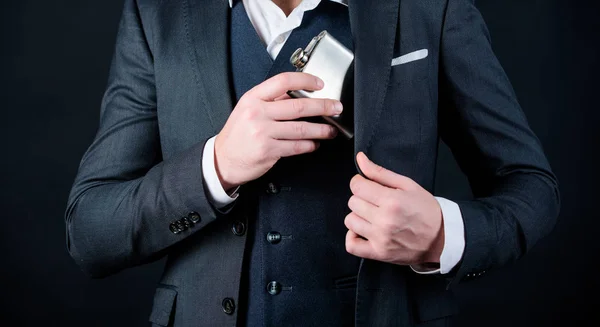 Ο τύπος κρύβει το μεταλλικό φλασκί στην τσέπη. Έννοια του αλκοολούχο ποτό. Πιείτε αλκοόλ μαζί σας. Πάντα μαζί μου. Επίπεδη μεταλλική φιάλη για αλκοόλ. Ο άντρας με γένια χίπις φοράει κομψό κοστούμι που κρατάει μεταλλική φιάλη για αλκοόλ — Φωτογραφία Αρχείου