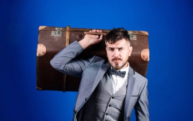 Vintage çanta ile şık Aesthete. ağır torba. Olgun gezgin. Retro bavul ile iş gezisi. resmi takım elbiseli sakallı adam. Papyon işadamı. Mükemmel bir stil. Seyahat zevk