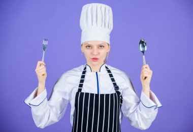 Geleneksel mutfak yemeği. Yemek deneme zamanı. O aç. Yemeğinin tadını çıkar. Kadın şef mutfak gereçleri kaşık çataltutun. İştah ve tat. Profesyonel aşçı ve evde yemek. Lezzetli ev yapımı yemekler