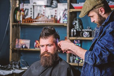 Clipper kırpma kıllı istemci Tapınağı berber. Hipster yaşam tarzı kavramı. Hipster istemci Başlarken saç kesimi. Kuaför saç kesme makinesi ile saç modeli sakallı adam berber arka plan için çalışır