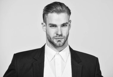 İş karar ve sorumluluk almak. Bireysel girişimci iş. İyi giyimli iş resmi elbise beyaz arka plan adamım. İş adam ciddi girişimci. Yakışıklı ofis çalışanı