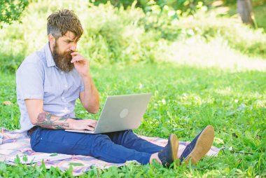 Bloglama için ilham. Blogger doğa tarafından ilham kaynağı olma. Dizüstü doğa arka plan ile sakallı adam. Blogger için sosyal ağ içerik oluşturun. Yazar ya da blogger sosyal ağ için yazı yazmak