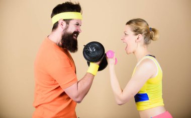 Güçlü kaslar ve güç. Spor salonunda sportif çift eğitimi. Atletik fitness yarışması. Ağırlık kaldırma. Spor halter ekipmanları. Mutlu kadın ve erkek bell ile egzersiz. Yenilgi acı değildir.