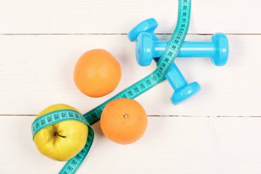 spor eğitim kavramı, dumbell ağırlık beyaz vintage üzerinde meyve ile