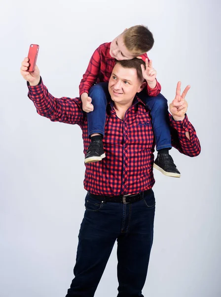 Infancia. crianza. divertido selfie con padre. Familia feliz juntos. padre e hijo con camisa roja a cuadros. Día de los padres. Disfrutando del tiempo juntos. Un niño pequeño con papá. Lograr el éxito — Foto de Stock