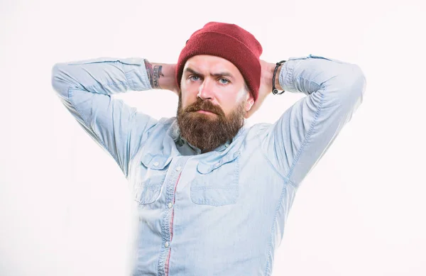 Man met baard met snor brute mannelijke uitstraling. Hipster stijl en mode. Hipster bebaarde man slijtage heldere hoed accessoire. Bebaarde man poseren met vertrouwen op witte achtergrond. Barbershop concept — Stockfoto