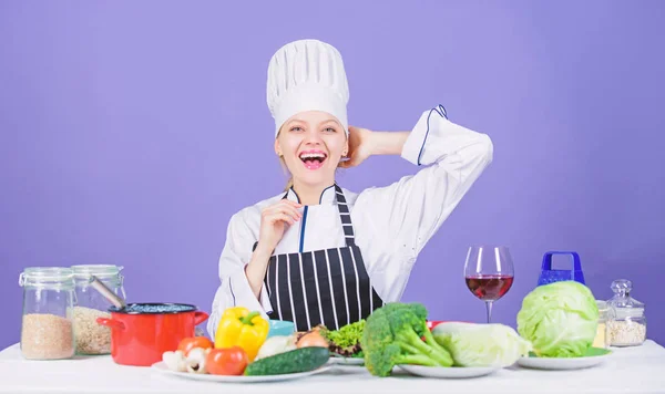 Kvinna kock Matlagning hälsosam mat. Gourmet huvudrätt recept. Flicka i hatt och förkläde. Läckra recept koncept. Matlagning hälsosam mat. Färska grönsaker ingredienser för matlagning måltid. Låter start matlagning — Stockfoto