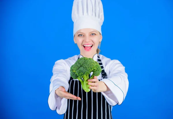 Lassen Sie sich inspirieren, Kohl zu essen. Profi-Koch mit Vitamin-Brokkoli-Kohl. Köchin lächelt mit Bio-Kohlpflanze. glückliche Frau mit frischem grünen Brokkoli — Stockfoto