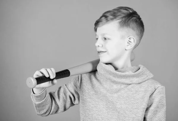 Junge hält Baseballschläger. Sport und Hobby. Teenager-Junge mag Baseball. Aktive Freizeit und Lebensstil. Gesunde Kindheit. Viel Spaß beim aktiven Spiel. Baseball-Team beitreten. Sport- und Baseball-Trainingskonzept — Stockfoto