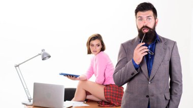 Ofis yöneticisi. Proje yöneticisi ve masaüstünde oturan seksi iş arkadaşı. Arka planda çalışan güzel bir çalışan ile Genel müdür. Resmi yönetici kıyafeti uzun sakallı acımasız kafkas adam