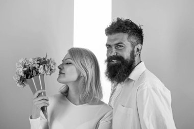 Kadın koku buket çiçek tadını çıkarın. Çift aşık mutlu yıldönümü kutlamak. Bayan seviyor çiçek kocası onu yetenekli. Çiçekler teslimat kavramı. Sakallı adam kız mutluluk hakkında ilgilenir