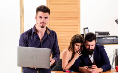 Tam bir mobil dizüstü bilgisayar deneyiminin keyfini çıkarın. İşadamı dizüstü bilgisayar kullanırken akıllı telefon mobil teknolojisini kullanıyor. Mobil iş istasyonunda çalışan genç çalışan ve iş arkadaşları. Mobil çalışanlar