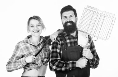 Romantik Çift. Sakallı adam hipster ve kız. Hazırlık ve mutfak. Piknik Barbekü. yemek pişirme tarifi. Aşık çift mutfak eşyaları tutun. Aile hafta sonu. Et kavurma için Araçlar