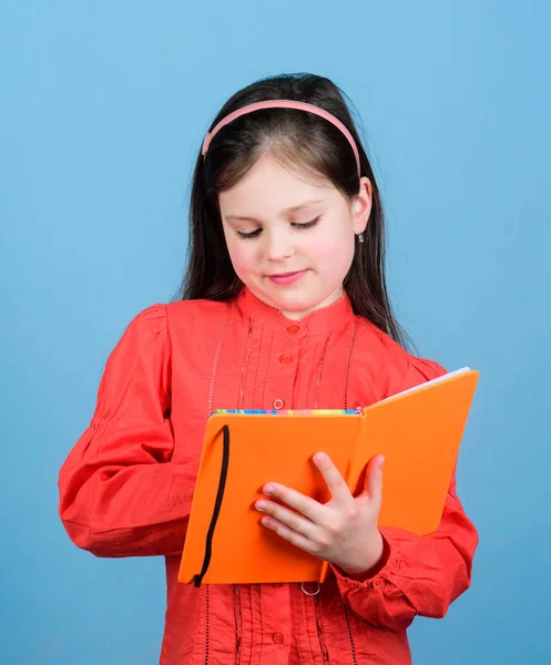 Soy un reportero. Adorable reportero escolar. Una niña pequeña escribiendo una historia periodística en un cuaderno. Siendo una reportera sabe las preguntas que debe hacer. — Foto de Stock