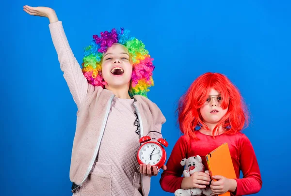 Kinderen zijn serieus aan het spelen. Schattige kleine kinderen dragen kleurrijke pruik haar. Adorbale kleine kinderen met wekker wacht op feest. Kinderen creativiteit competitie — Stockfoto