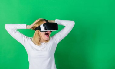 Sanal gerçeklik kulaklığı olan kadın. Vr. Cyber ile komik genç kadın.