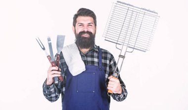 Memnuniyetinizi garanti pişirme aracı ile ayarlayın. Paslanmaz çelik araçları tutarak mutlu hippi. Sakallı adam elinde Barbekü araçlarıyla. Spatula ile araç kümesi kullanarak ve çatal ızgara yemek ızgara