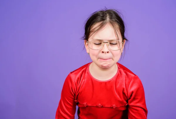 Bebé desesperado. Rosto emocional pequena menina violeta fundo. Não pode parar seus sentimentos. Perdeu o controlo emocional. Menina pequena expressão facial emocional criança. Quase louco. Conceito de emoções desencadeadas — Fotografia de Stock